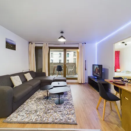 Roi De La Seine A Paris, Stade, Gare Parking Et Terrasse